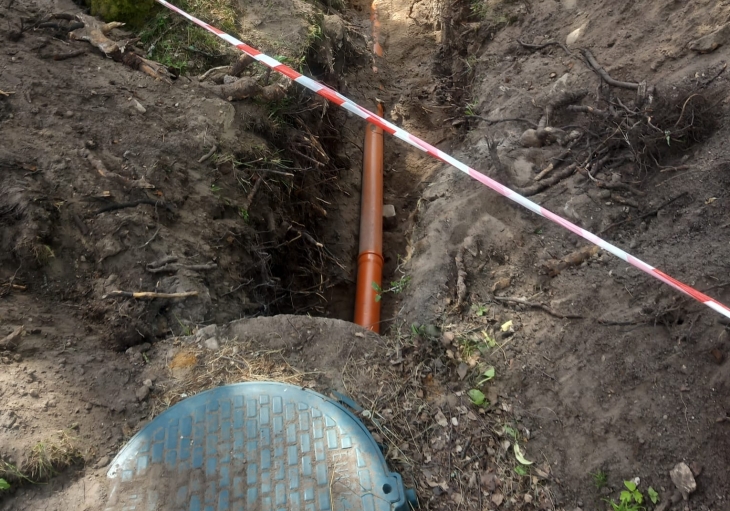 DAUDZDZĪVOKĻU DZĪVOJAMĀS MĀJAS RAIŅA IELĀ 30 UN 30A  TIKS PIESLĒGTAS PIE CENTRĀLĀS KANALIZĀCIJAS SISTĒMAS